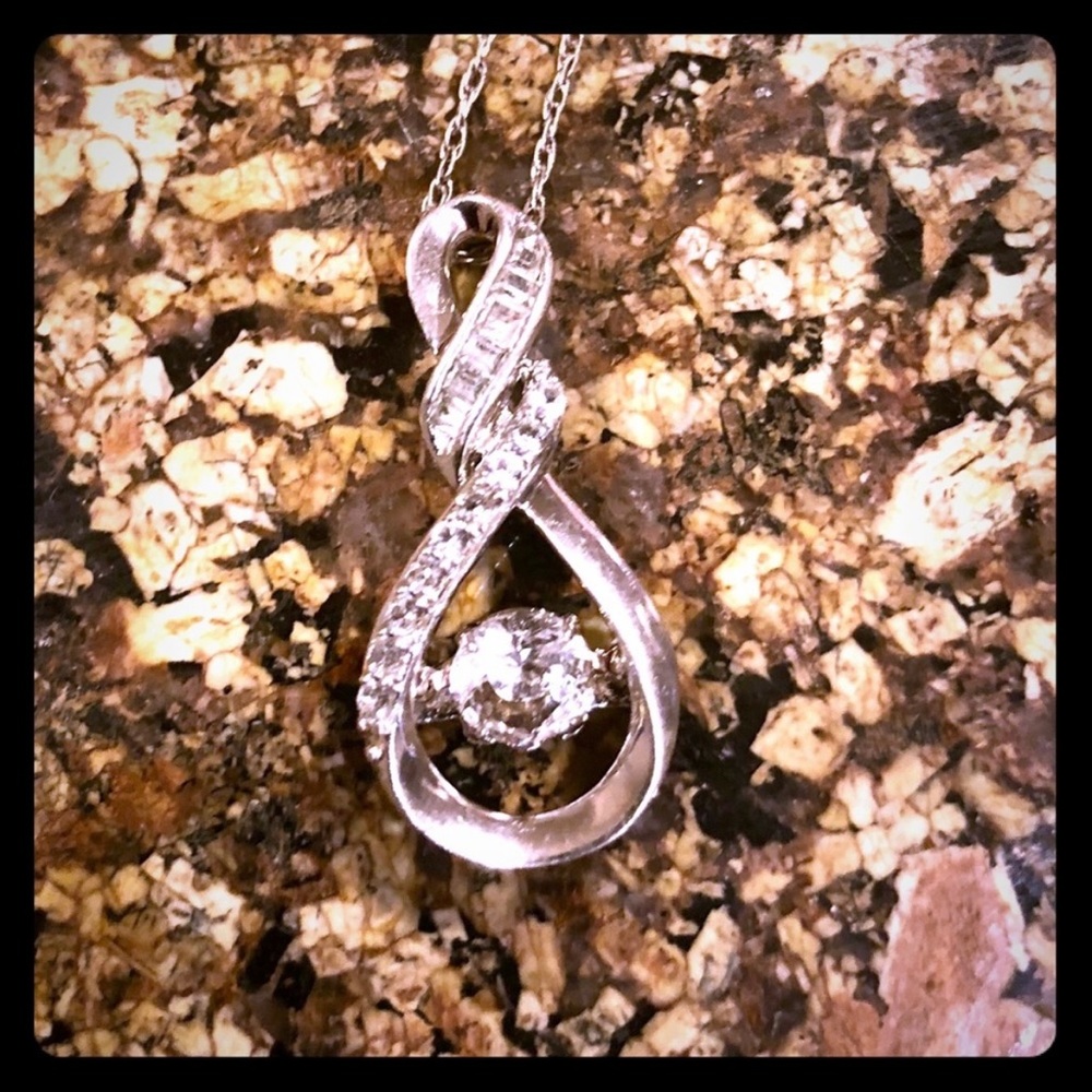 Very beautiful (not genuine) diamond necklace.